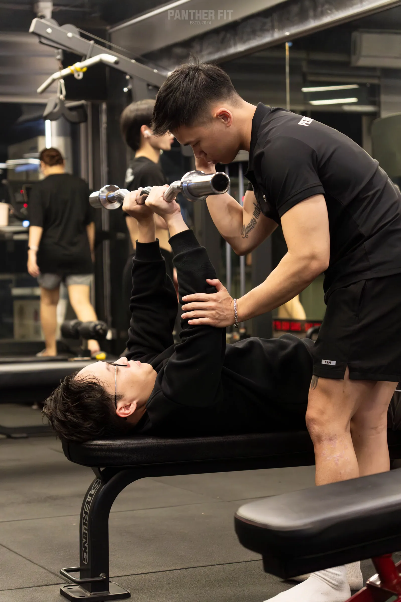 Huấn luyện viên kèm riêng một hội viên tại Panther Fit