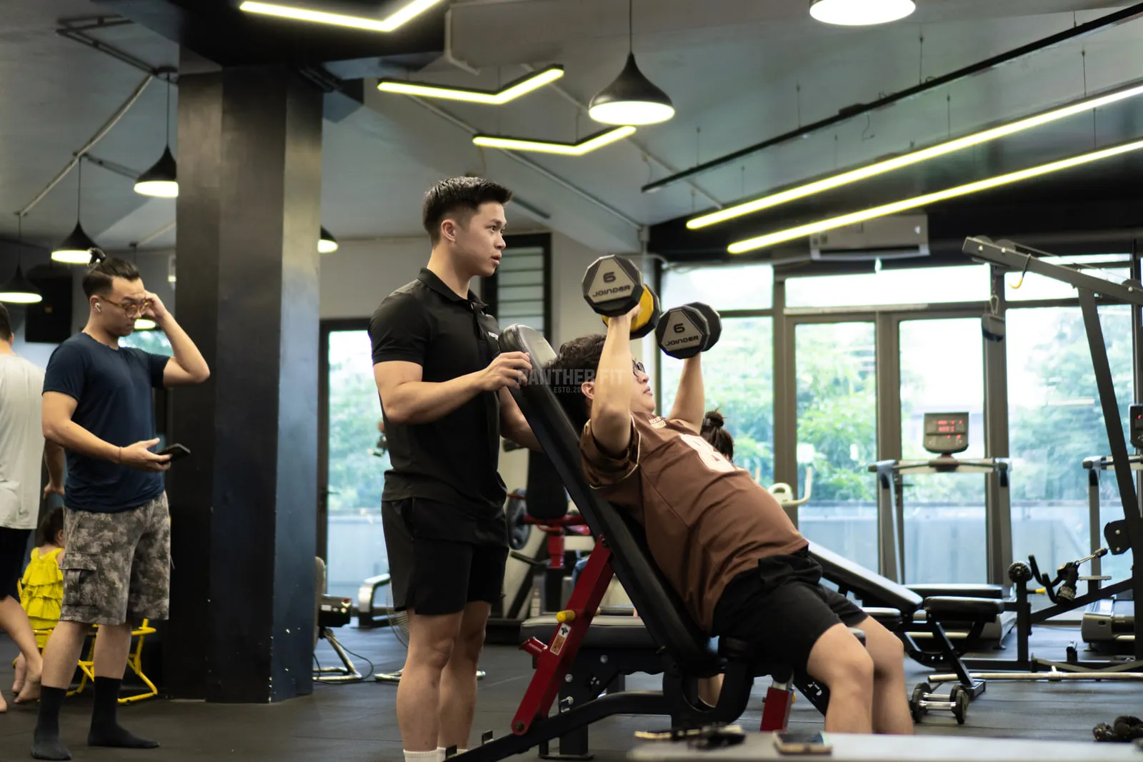 Huấn luyện viên hướng dẫn động tác cho hội viên tại Panther Fit