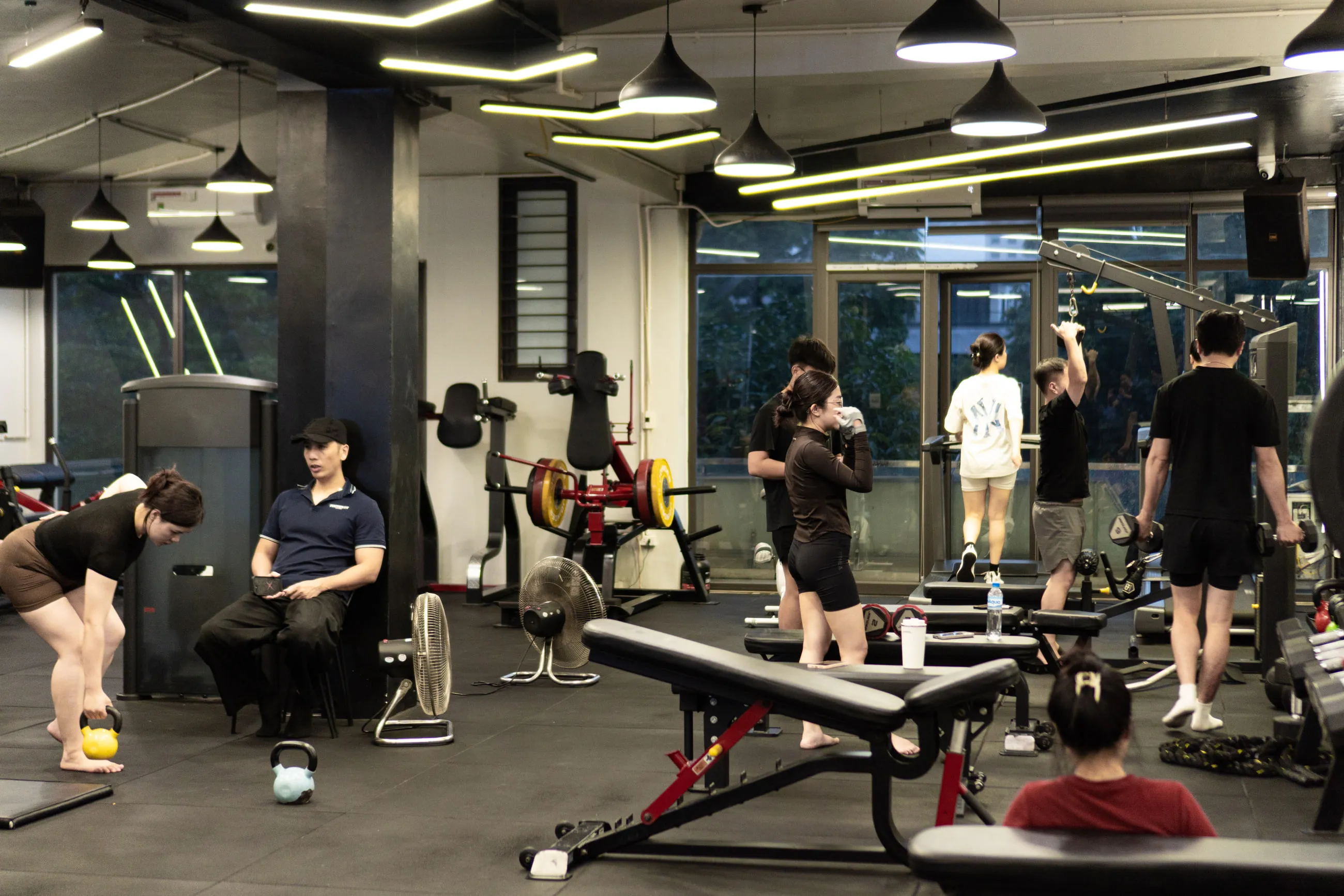 Buổi tối ở Panther Fit, hội viên đang tập rải rác khắp phòng