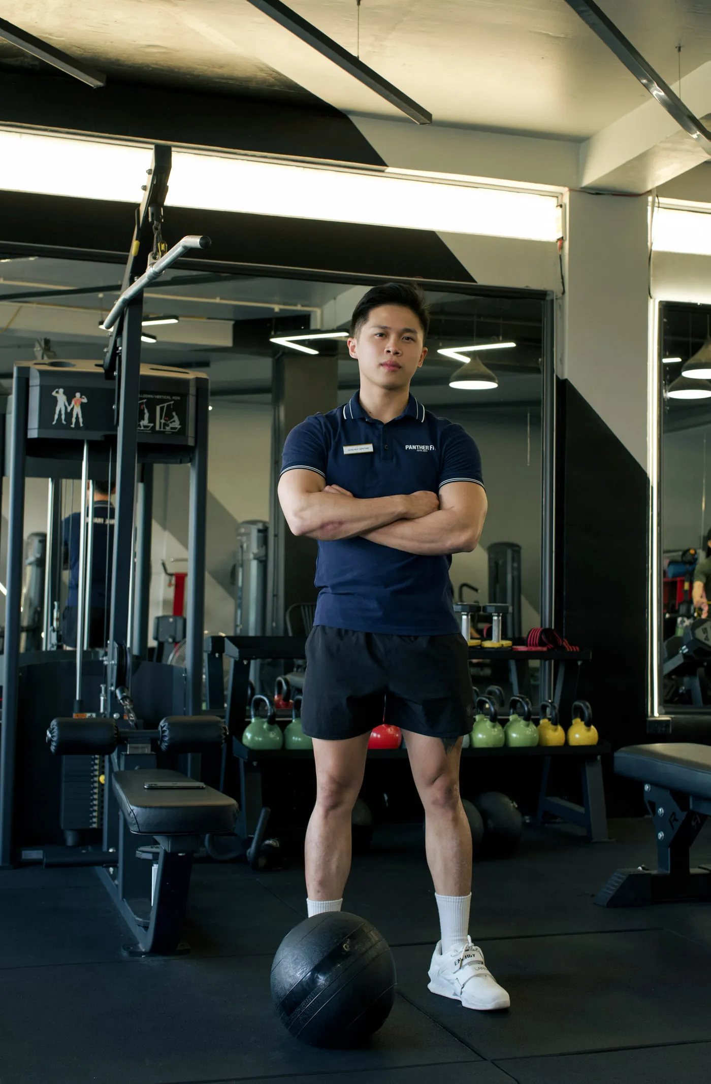 Huấn luyện viên Sơn Thái trong đồng phục Panther Fit tại phòng tập