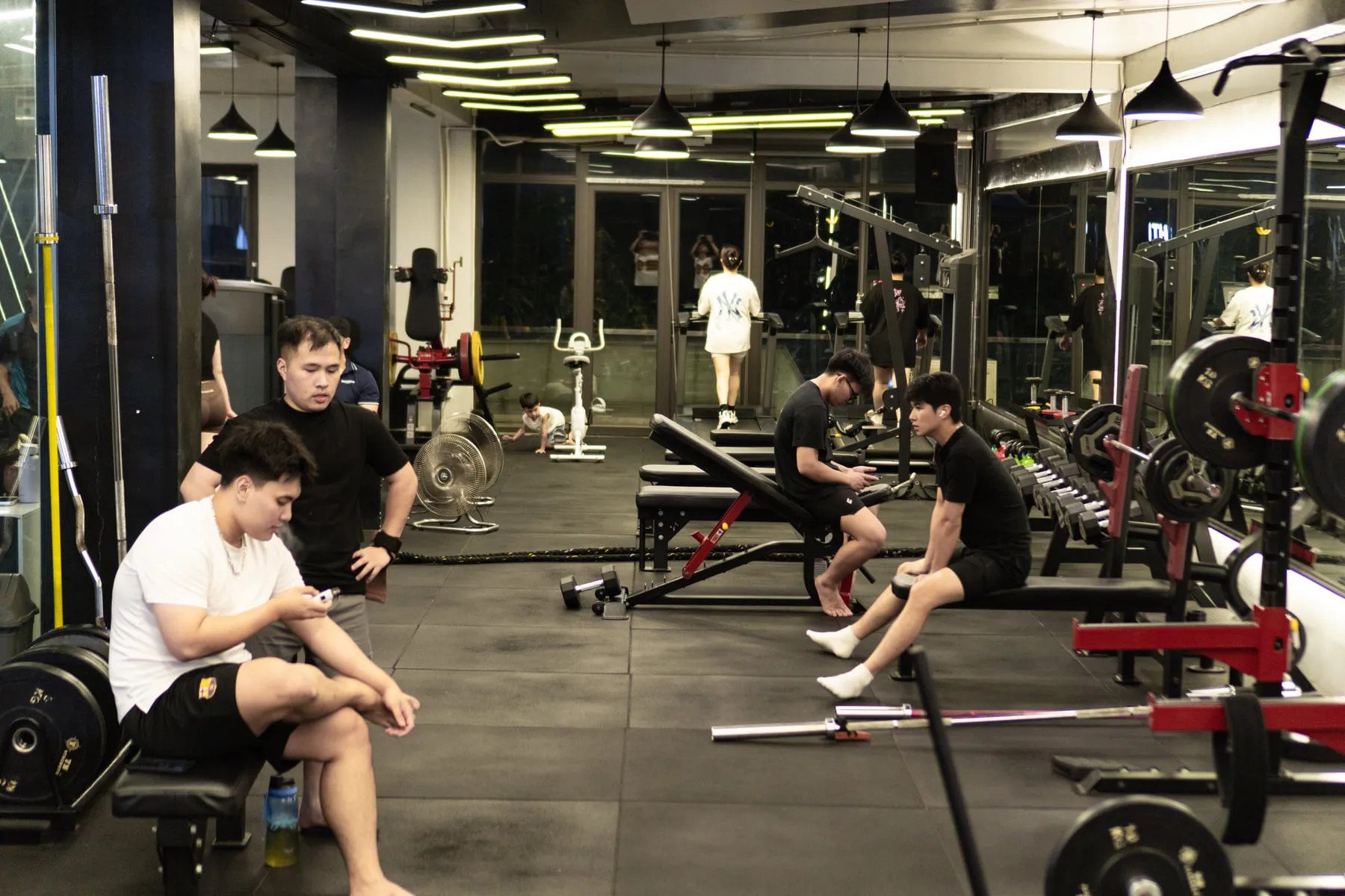 Hội viên đang tập trong phòng tập Panther Fit