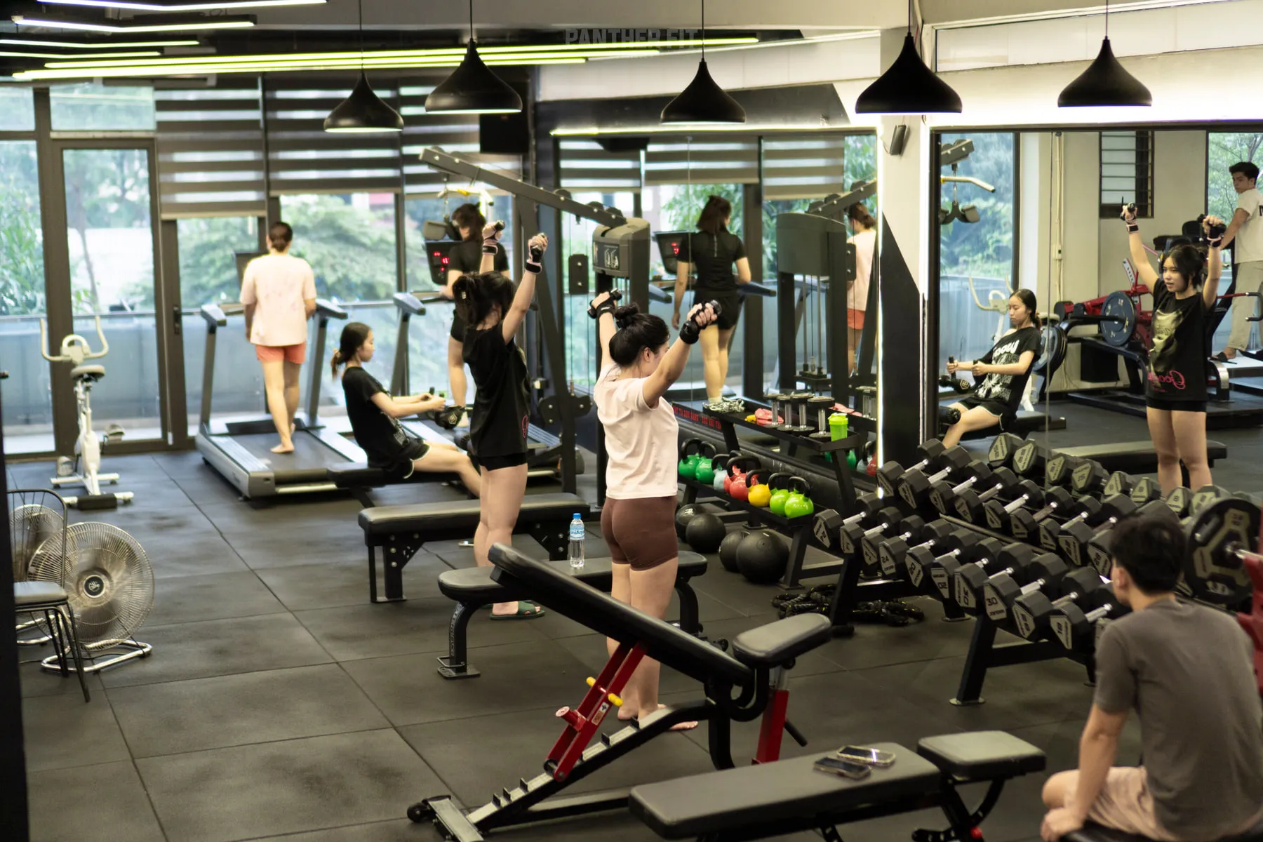 Góc tập tạ đơn với gương lớn tại Panther Fit