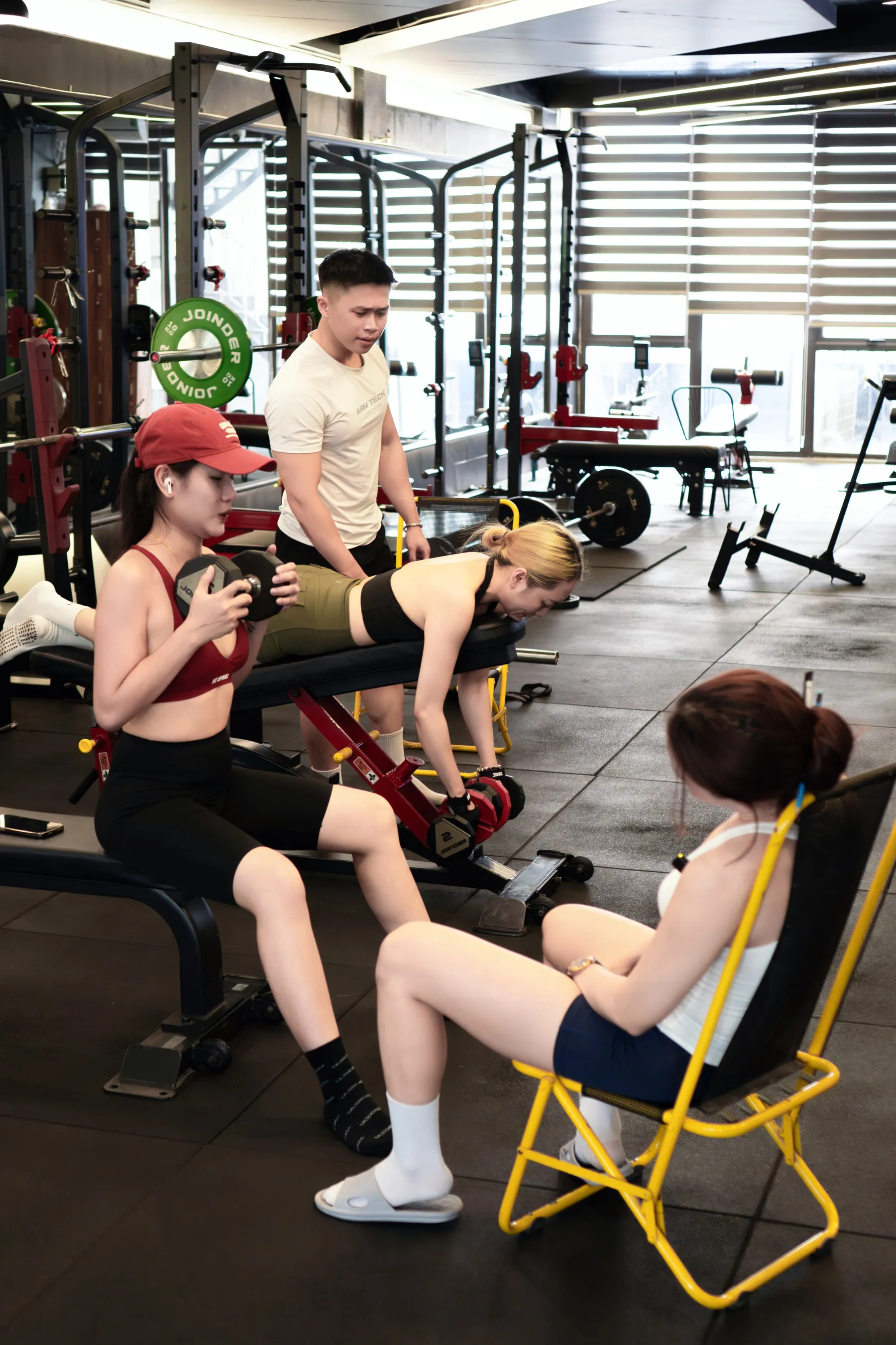 Khu vực tạ tự do của Panther Fit vào buổi tối