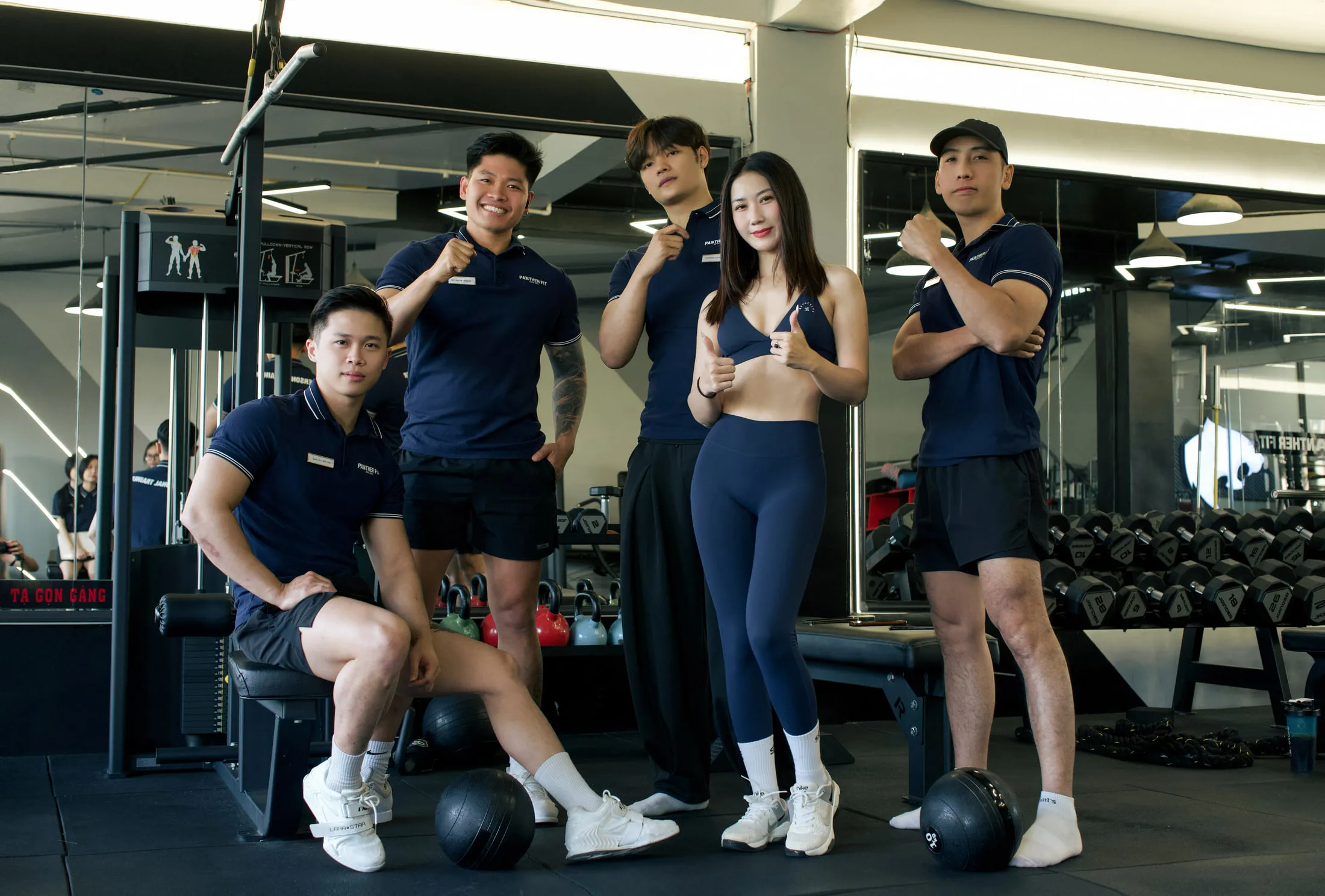 Đội ngũ huấn luyện viên Panther Fit chụp chung tại phòng tập