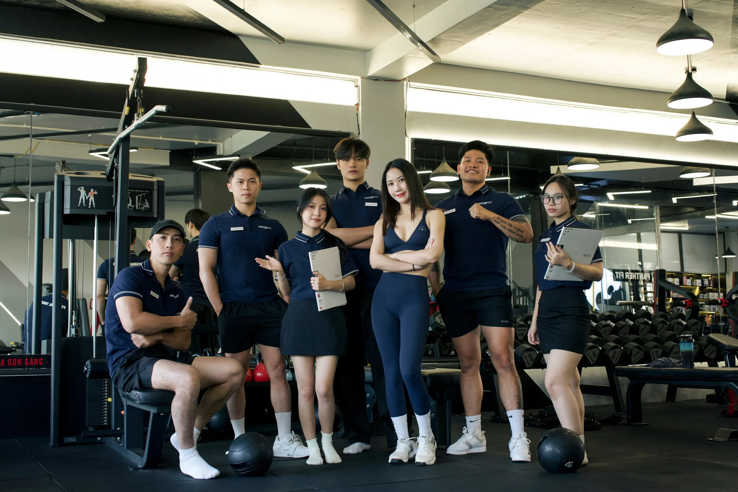 Cả đội ngũ Panther Fit gồm huấn luyện viên và lễ tân chụp chung tại phòng tập